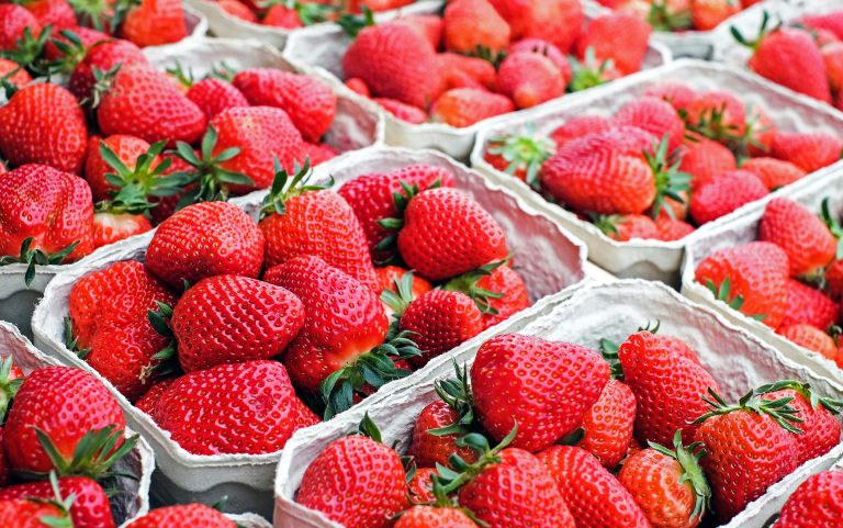 markt in almere - aardbeien